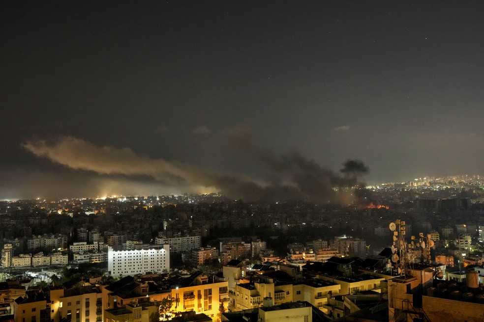 Ataque aéreo de Israel na cidade de Dahiyeh, subúrbio de Beirute, no Líbano — Foto: AP Foto/Bilal Hussein