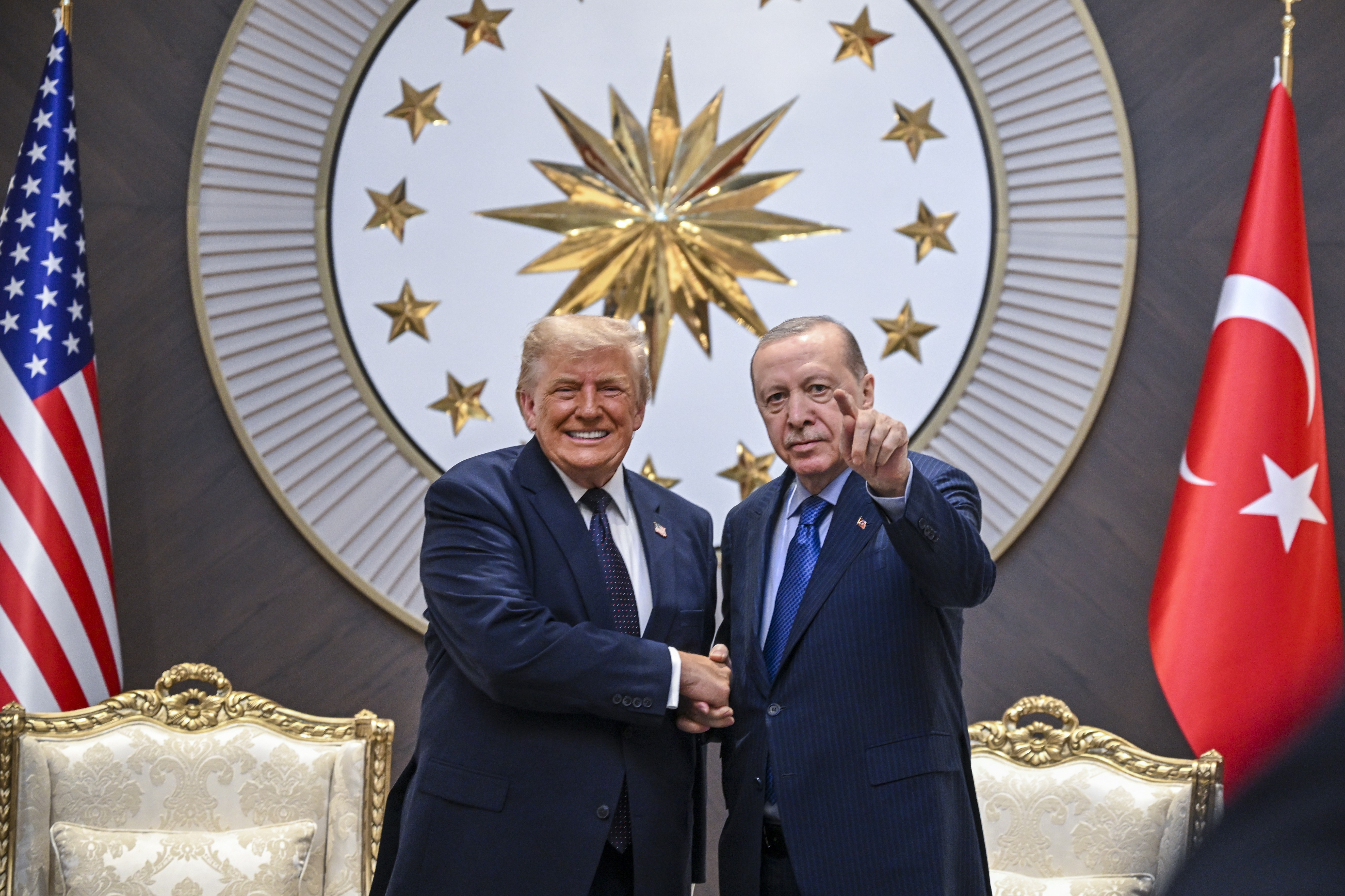 Trump suspende sanções contra Turquia e sinaliza venda de caças F-35
