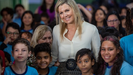 Rainha da Holanda pergunta se crianças de escola pública de Brasília juntam dinheiro para comprar iPad
