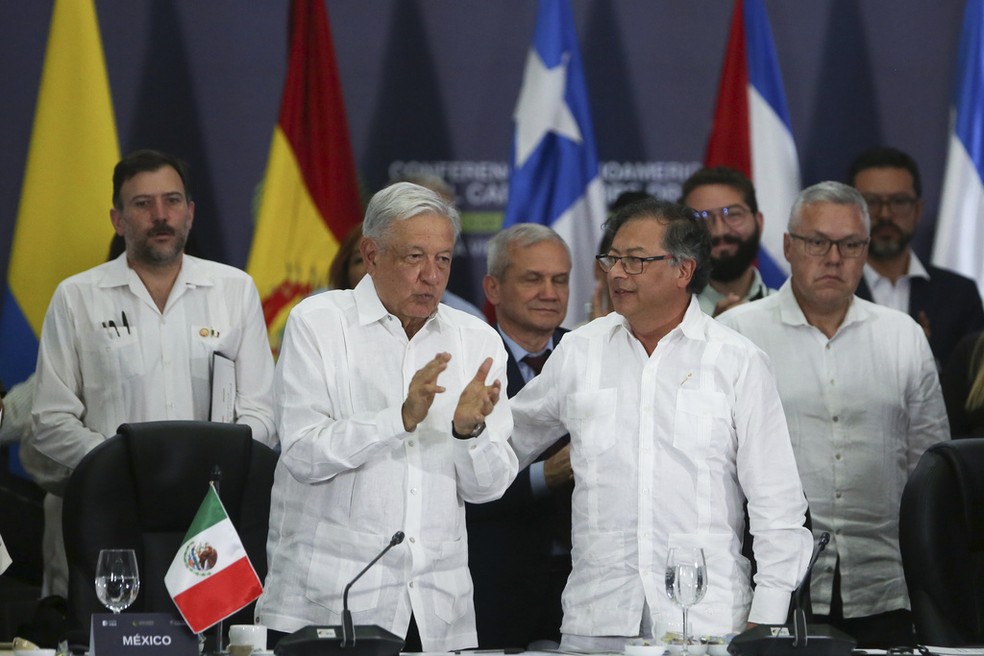 O presidente mexicano, Andrés Manuel López Obrador, à esquerda, e o presidente colombiano, Gustavo Petro, à direita, durante o encerramento da Conferência Latino-Americana e do Caribe sobre Drogas, em Cali, Colômbia — Foto: AP /Andrés Quintero