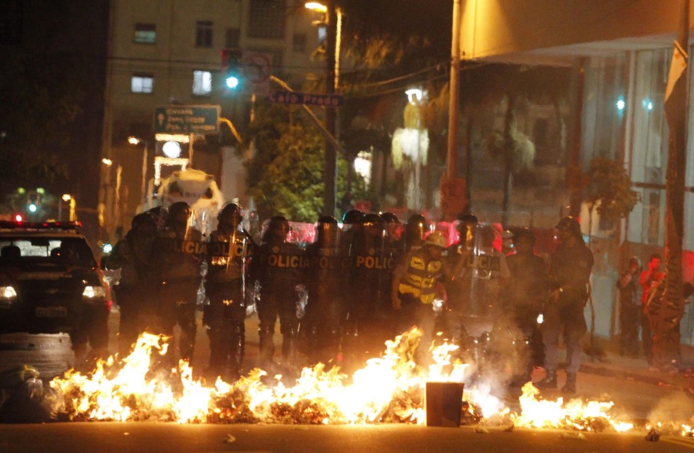13 de junho de 2013: Capital paulista registra o protesto mais violento até então; PM usa bombas de efeito moral e balas de borracha — Foto: Eliária Andrade/Agência O Globo 