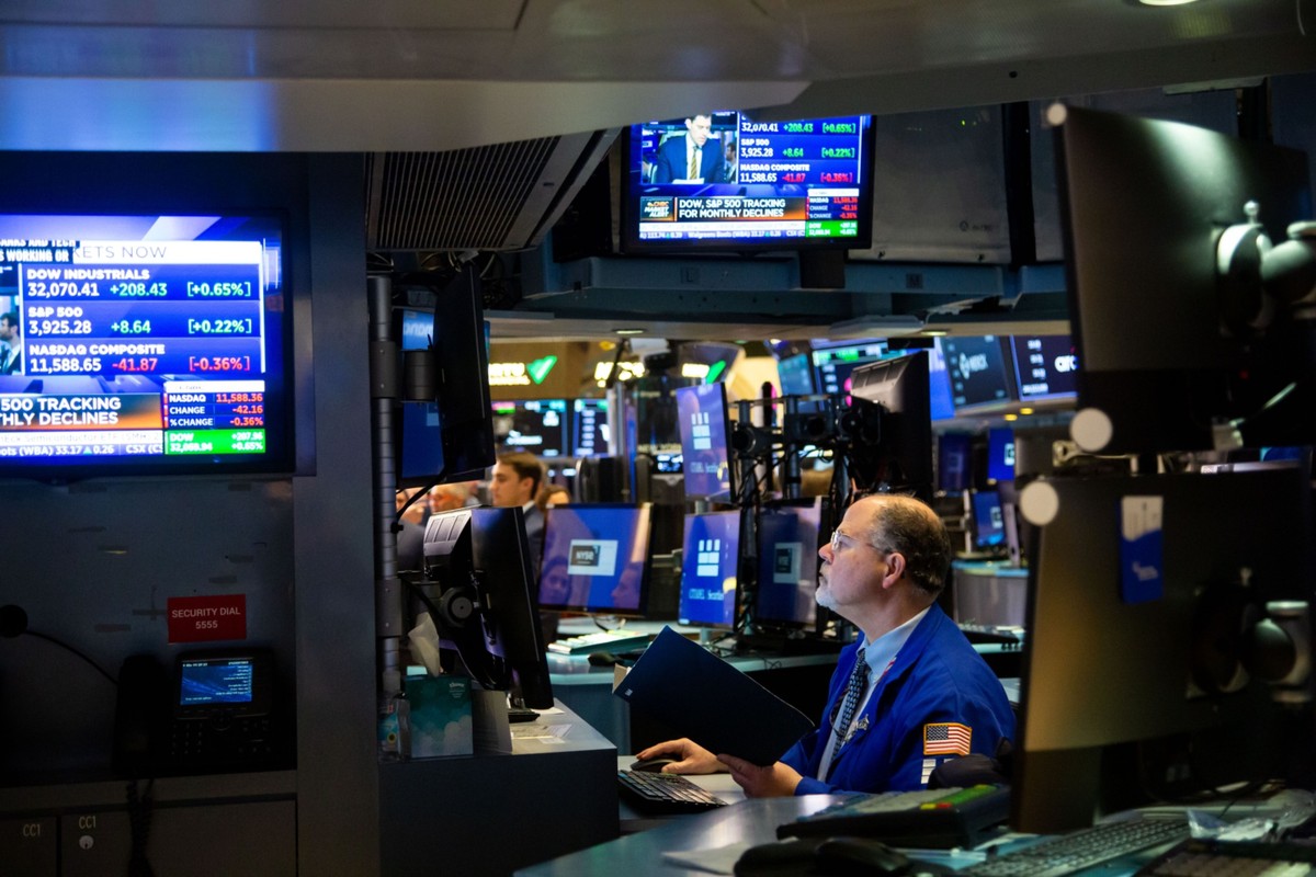 Wall Street: índices suben hasta 0,83% tras noticias de tregua