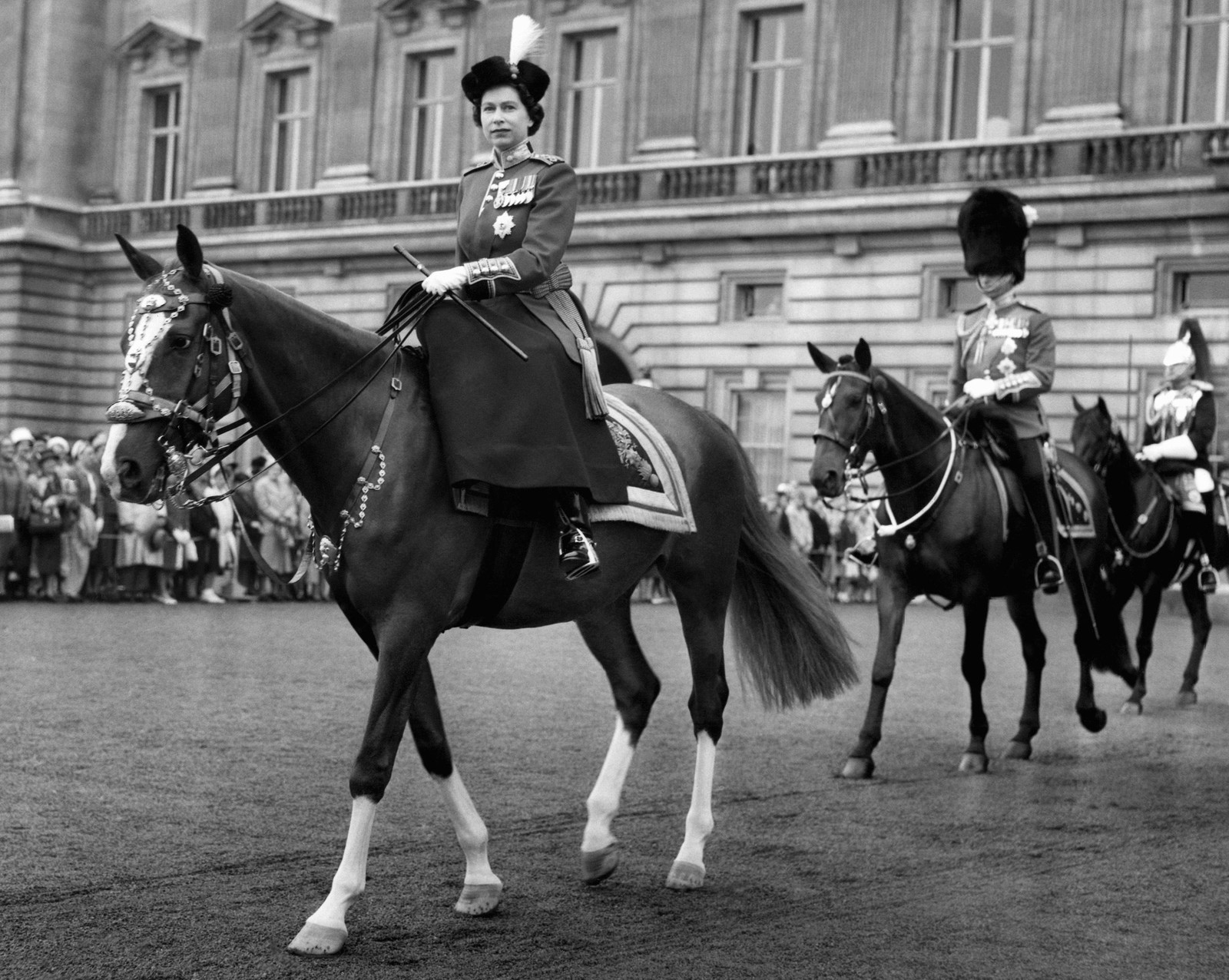 Em 1960, saindo do Palácio de Buckingham Palace para uma cerimônia equestre. — Foto: AP Photo, File