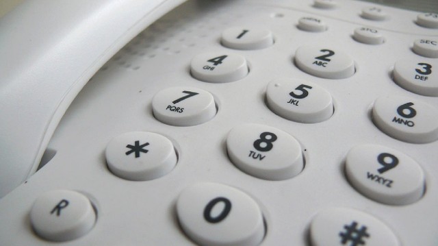 À moda antiga: Operadores com telefone resistem em mercado de US$ 4 ...