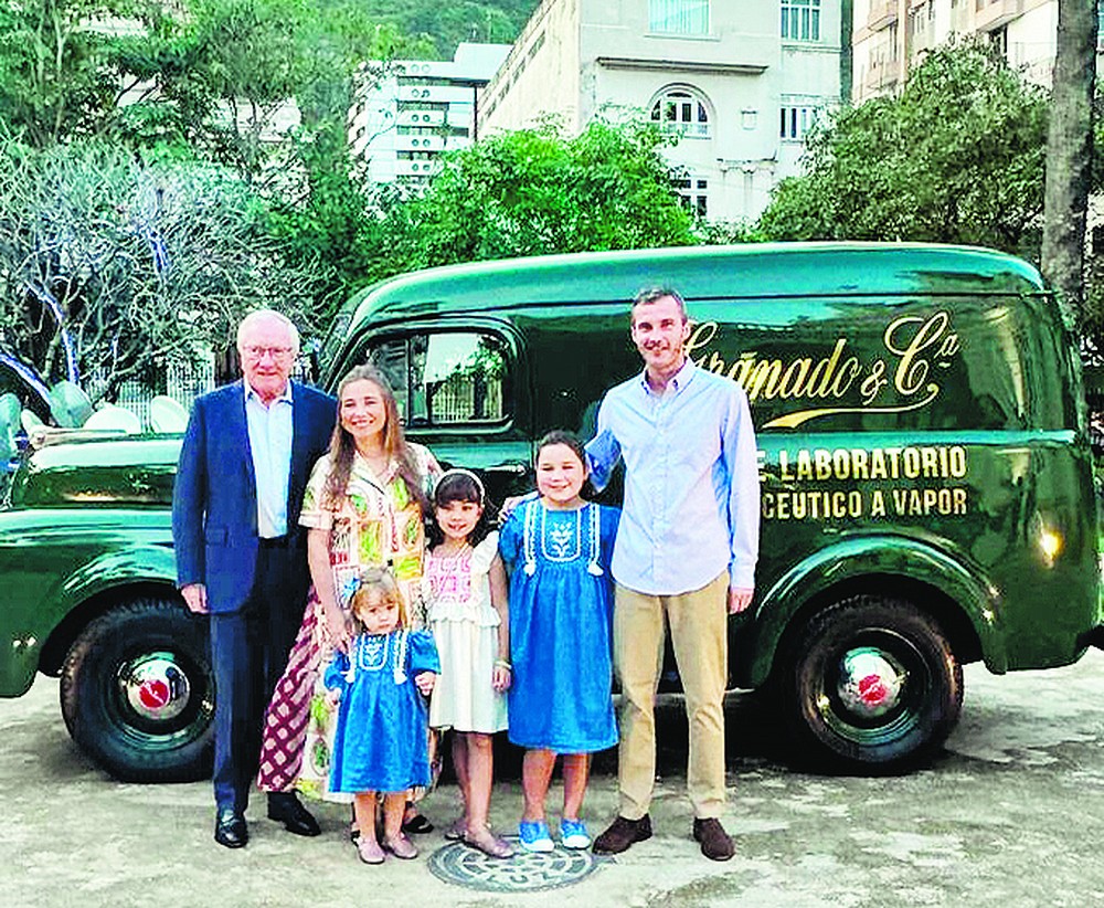 Com os filhos Sissi e Luiz e as netas Laura, Luiza e Helena — Foto: Acervo pessoal
