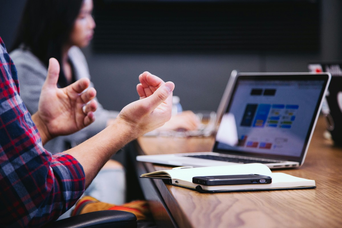Liderança multidisciplinar é chave para governança de inteligência artificial nas empresas