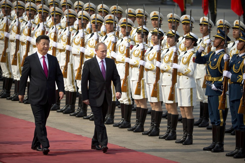 Xi Jinping, Vladimir Putin — Foto: Mark Schiefelbein/AP