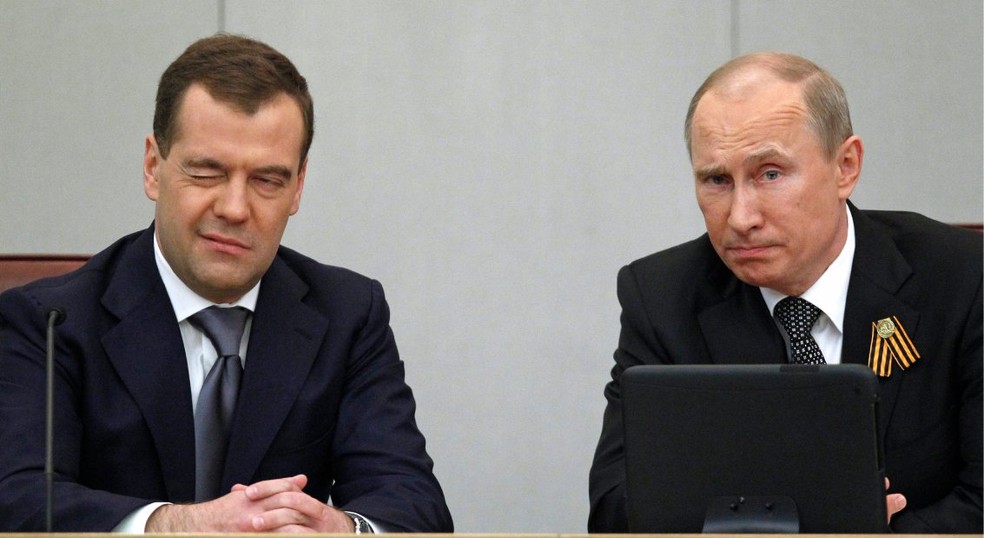 O ex-presidente russo Dmitry Medvedev e o atual presidente, Vladimir Putin  — Foto: AP Photo/Mikhail Metzel