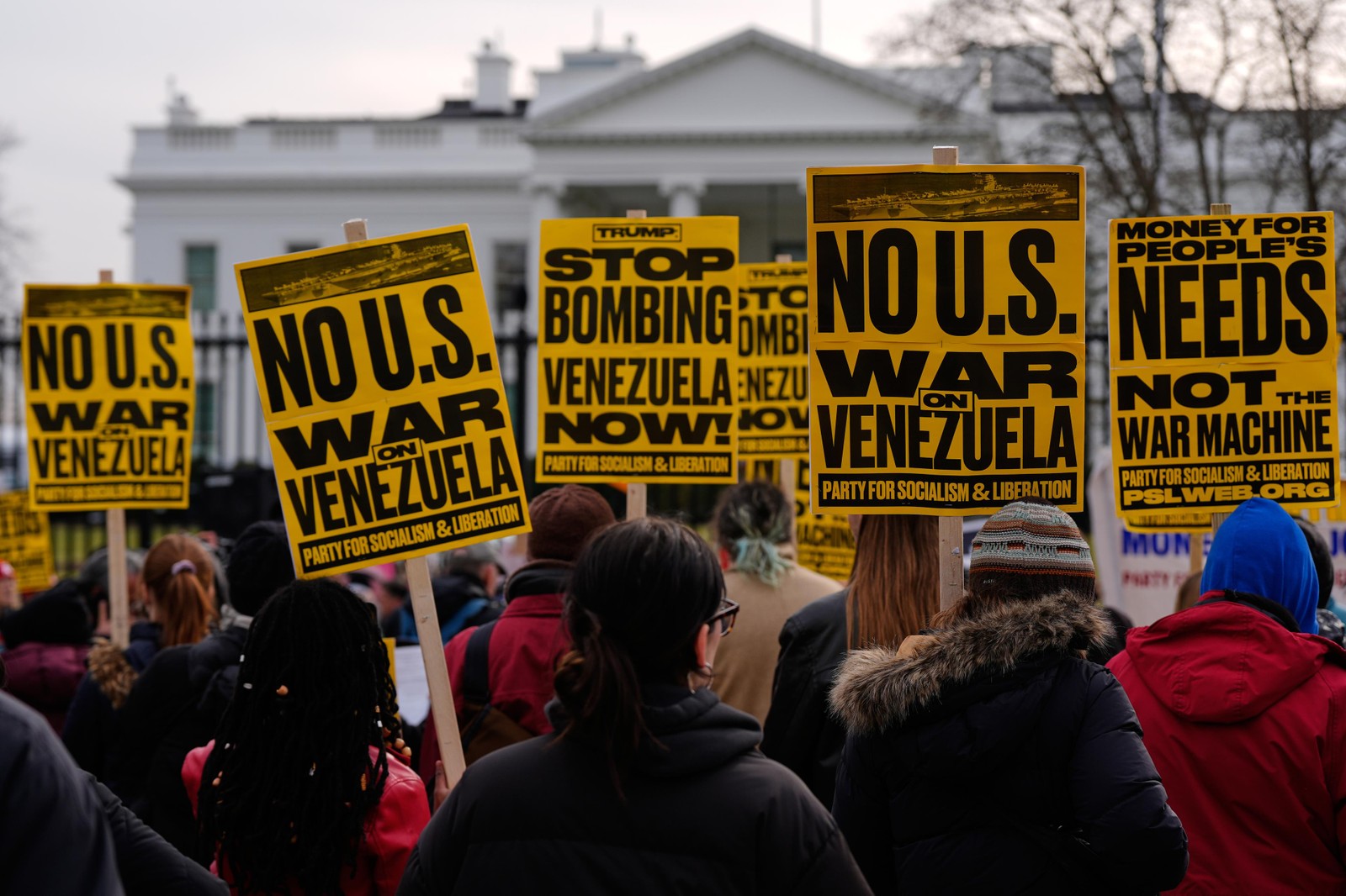 Manifestantes protestam em frente à Casa Branca, em Washington, após os EUA capturarem o presidente venezuelano Nicolás Maduro e sua esposa em uma operação militar — Foto: Julia Demaree Nikhinson/AP