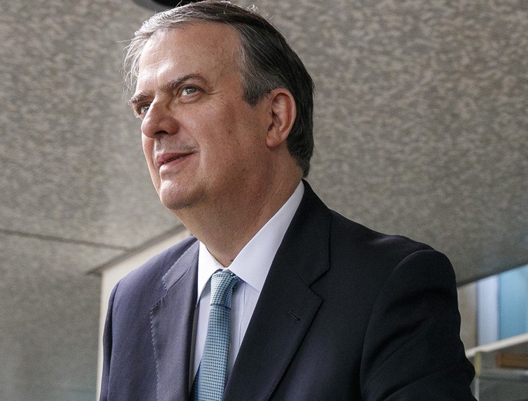 Em reunião, México pressiona EUA sobre tarifas nos setores de aço e automotivo