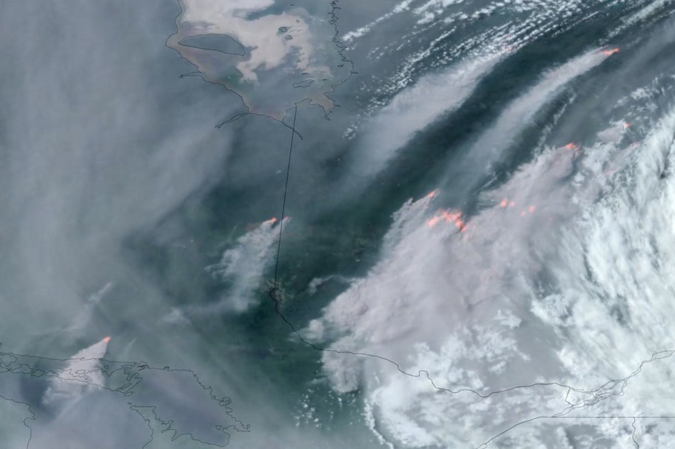 Imagem de satélite, fornecida pela CIRA/NOAA, mostra a fumaça dos incêndios florestais nas províncias canadenses de Quebec, à direita, e Ontário, à esquerda — Foto: CIRA/NOAA/AP