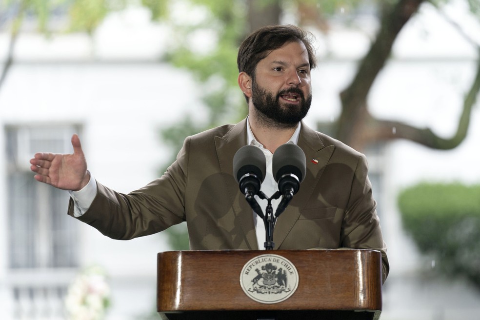 "Não tenho dúvidas de que o regime de Maduro tentou cometer uma fraude. Do contrário, teriam divulgado as famosas atas", afirmou Boric  — Foto: José Luis Magaña/AP