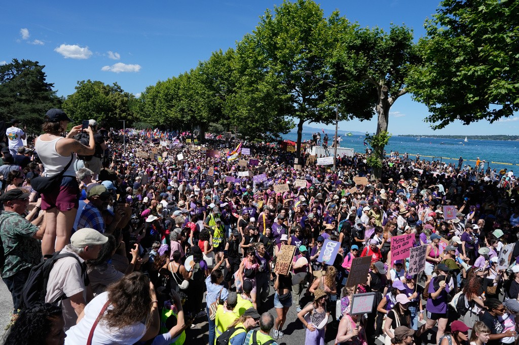 Manifestantes quebram janelas e incendeiam Tesla em marcha contra o G7 em Genebra