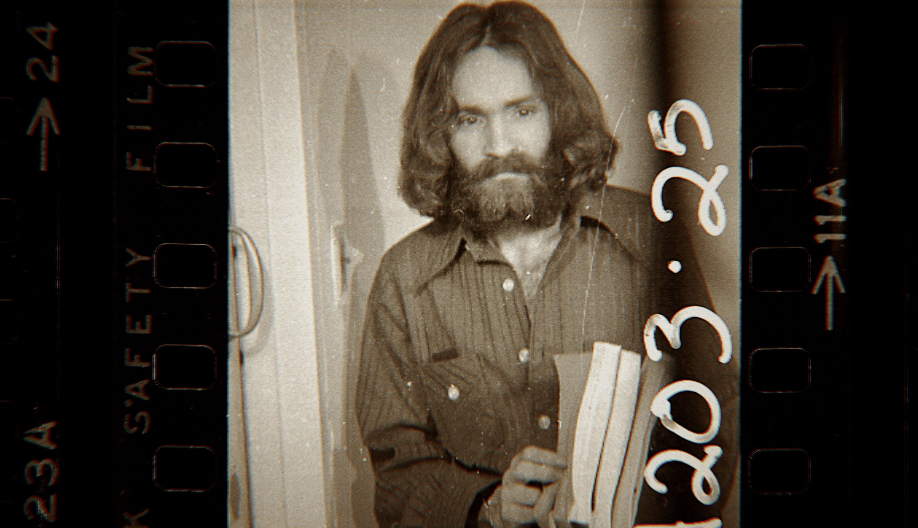 ‘Conversando com um serial killer’ revela motivações dos crimes de Charles Manson - QTU Questões do Universo