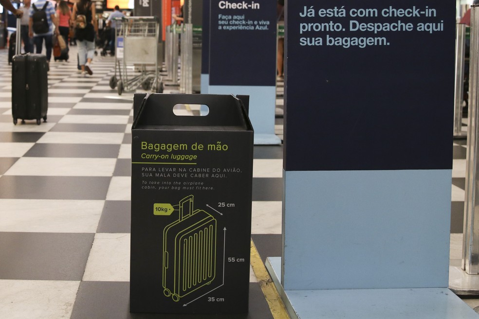 Compartimento para medir tamanho de bagagem de mão no Aeroporto de Congonhas, em São Paulo — Foto: Rovena Rosa/Agência Brasil