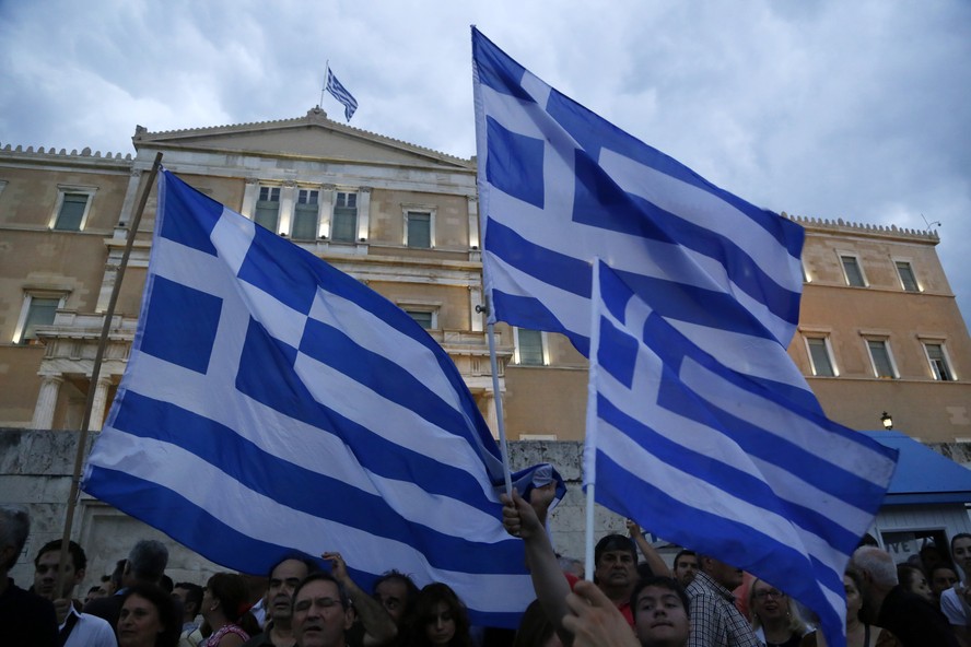 Grécia volta ao clube do grau de investimento 13 anos após crise do euro