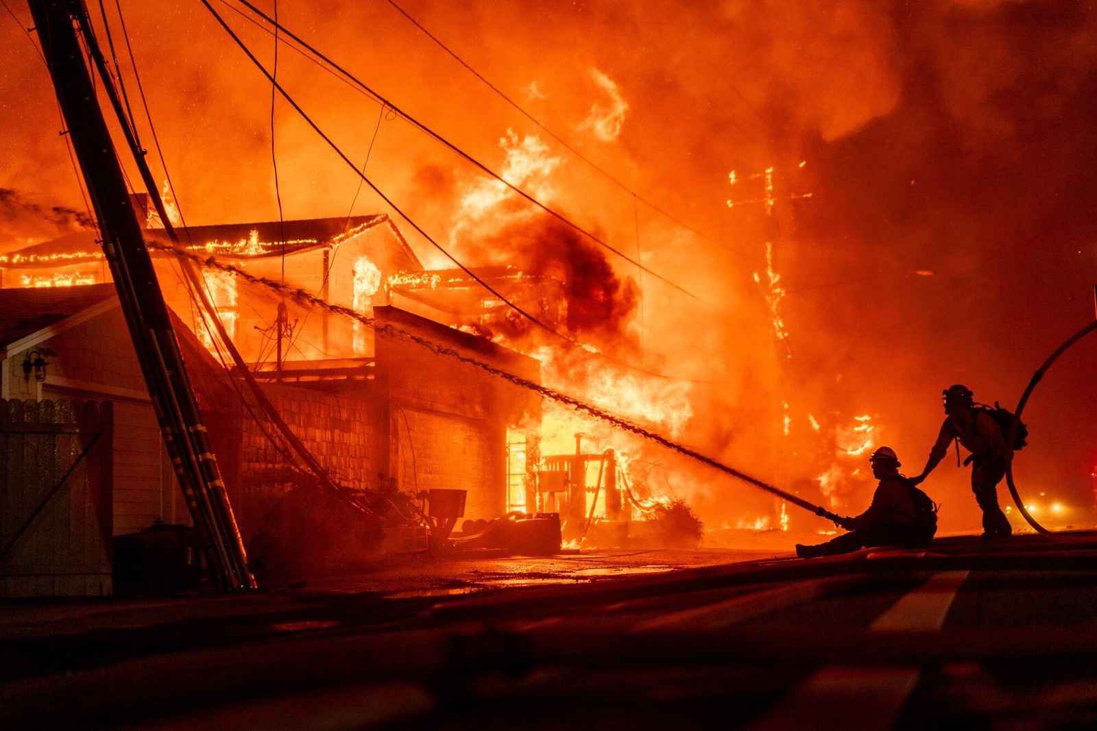 Los Angeles-Area Fires Erupt As Dangerous Wind Storm Begins — Foto: Kyle Grillot/Bloomberg