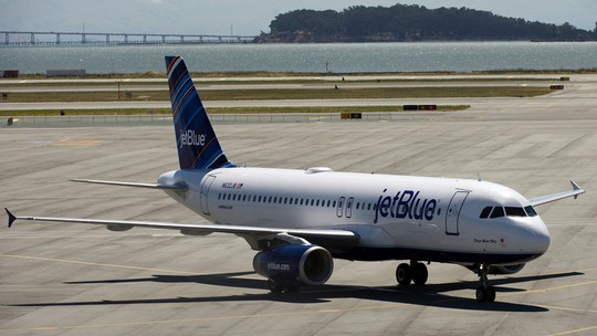 Com preço de combustível mais alto, JetBlue vê receita no limite inferior da meta