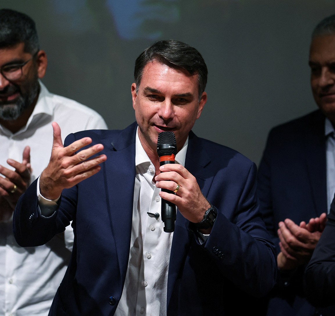 Análise: Em entrevista à TV Globo, Flávio Bolsonaro espalha suspeições para fugir de explicações