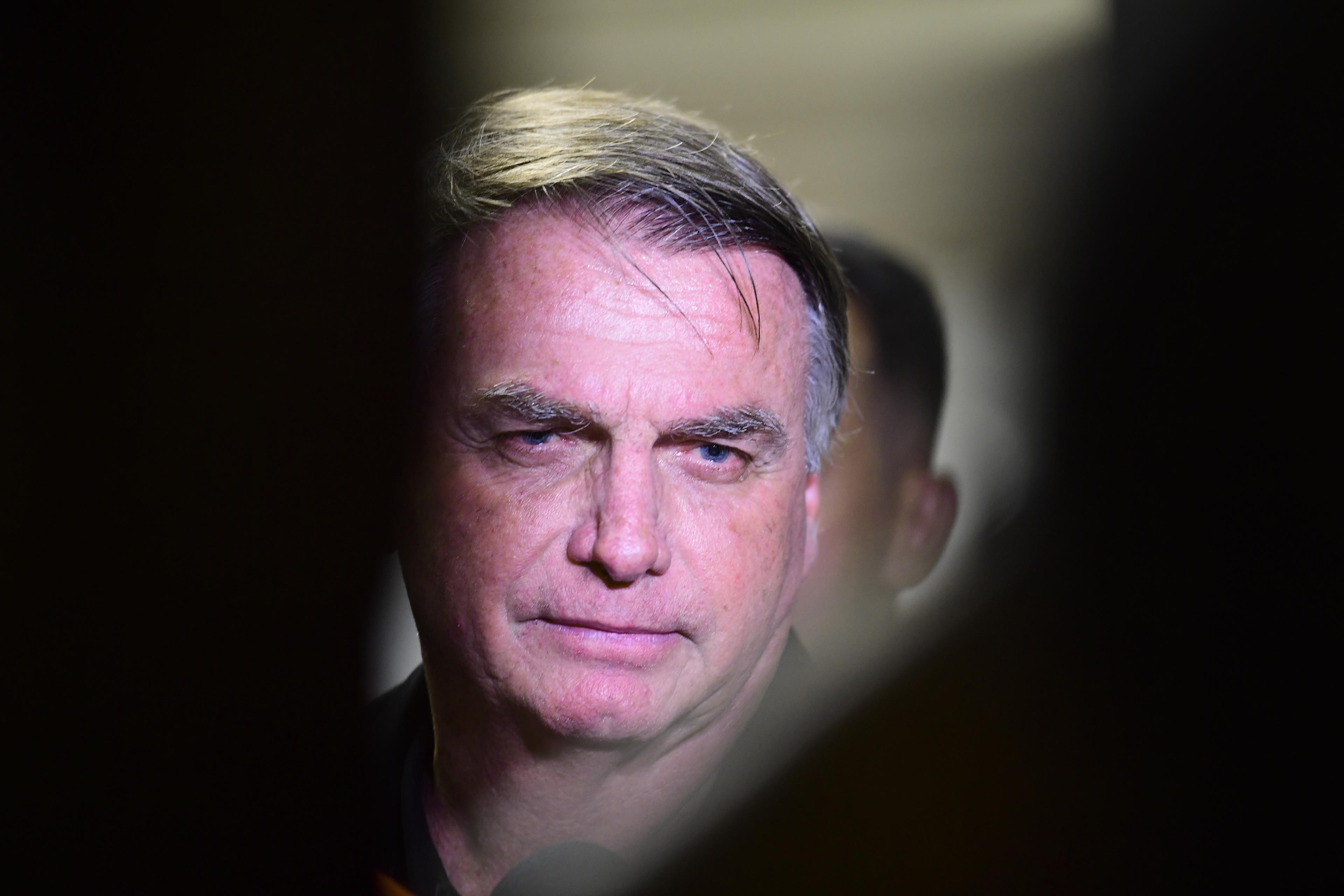 Bolsonaro e Gonet quase se esbarram em visita ao Senado