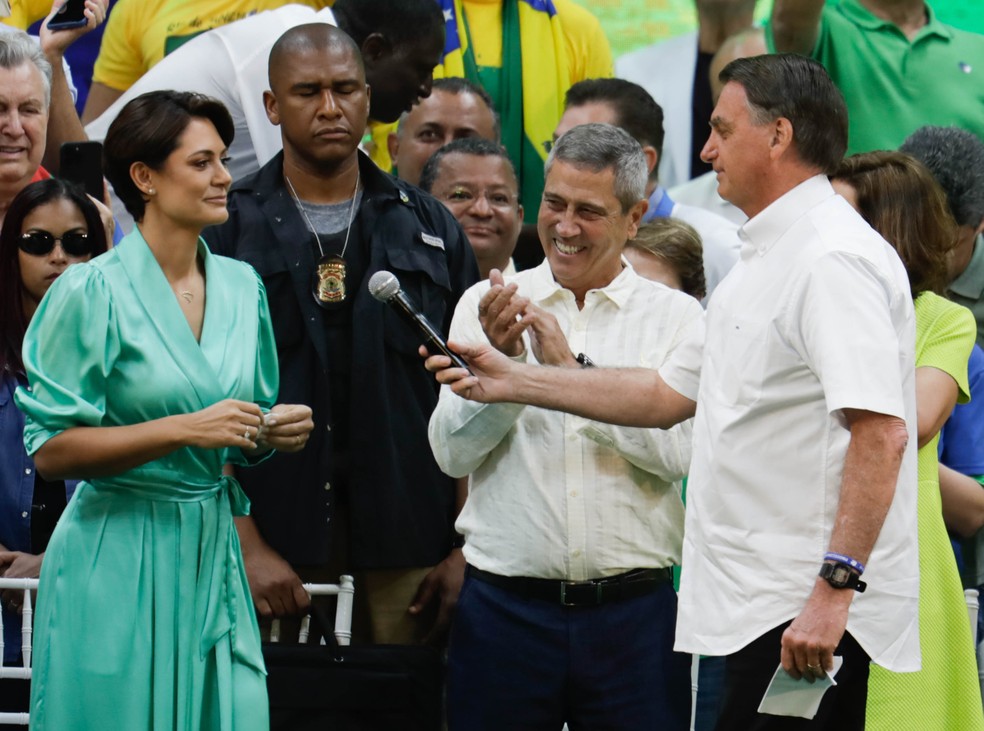 Bolsonaro entrega microfone a Michelle: apenas o presidente e a primeira-dama discursaram na convenção que oficializou a candidatura à reeleição — Foto: Gabriel de Paiva/Agência O Globo