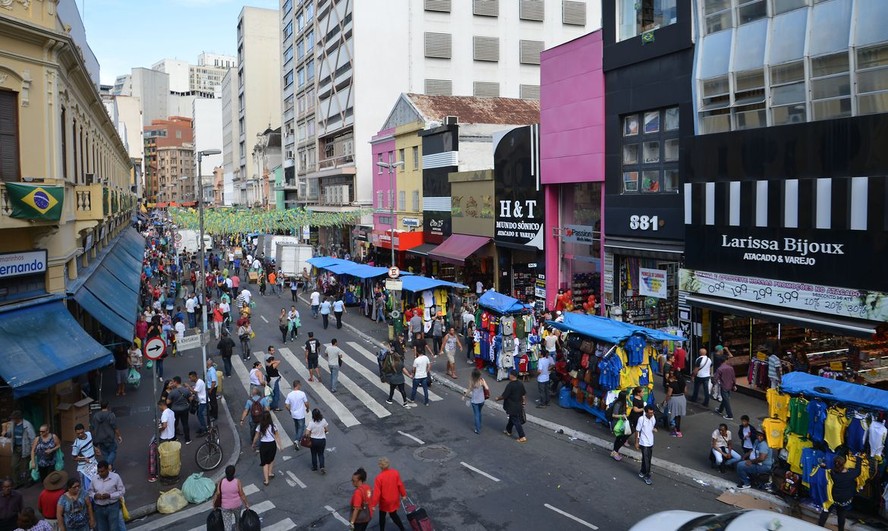 Vista do comércio da Rua 25 de Março, em São Paulo
