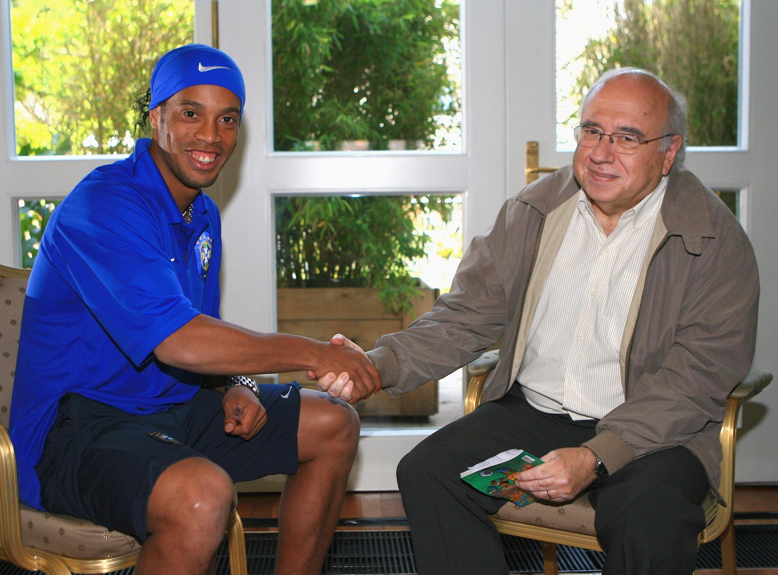 Luis Fernando Verissimo entrevista o jogador Ronaldinho Gaúcho na Copa do Mundo de 2006 — Foto: Ivo Gonzalez/Agência O Globo