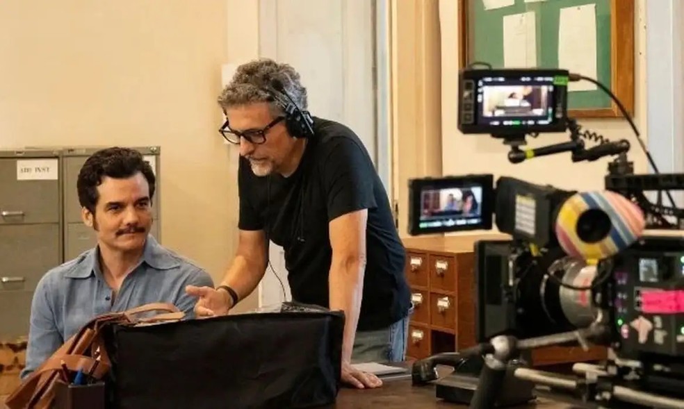 O diretor Kleber Mendonça Filho dirige o ator Wagner Moura em cena do filme "O Agente Secreto", que disputará a Palma de Ouro no Festival de Cannes de 2025 — Foto: Victor Jucá/Divulgação