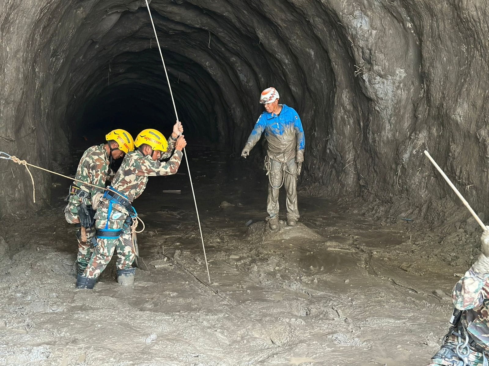 Trabalhadores presos em hidrelétrica no Nepal após avalanche podem estar vivos, diz autoridade - QTU Questões do Universo