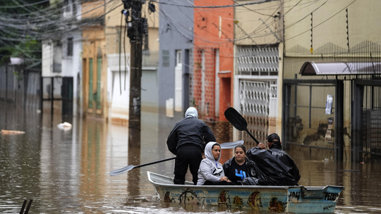 Afetados pelas enchentes têm direito a até R$ 15 mil 
