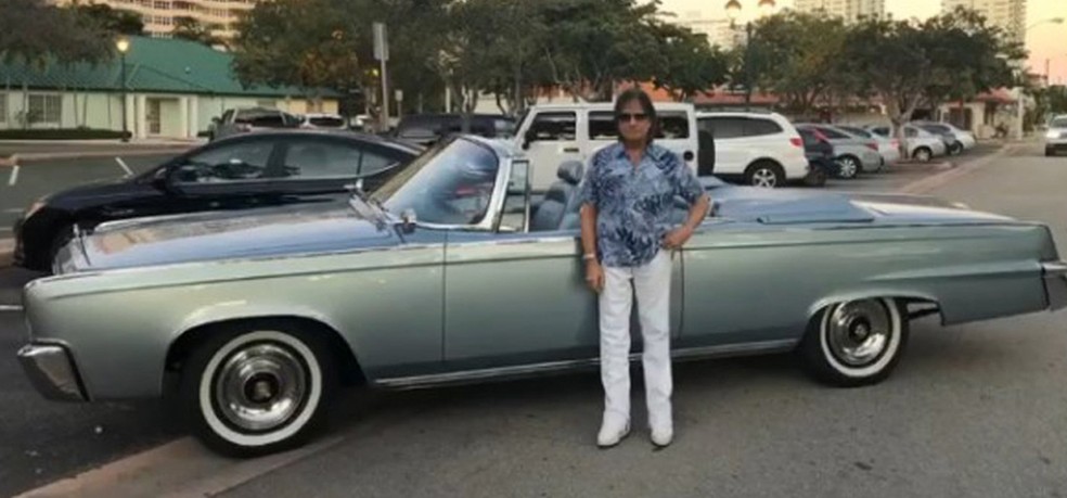 O novo xodó do rei é um Chrysler Imperial Crown, conversível, 1965. A antiga marca de luxo do grupo Chrysler era concorrente direta da Cadillac — Foto: Reprodução