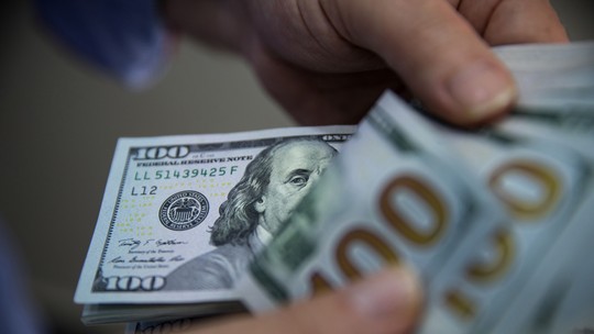 Dólar inicia sessão em queda antes de divulgação de PIB dos EUA