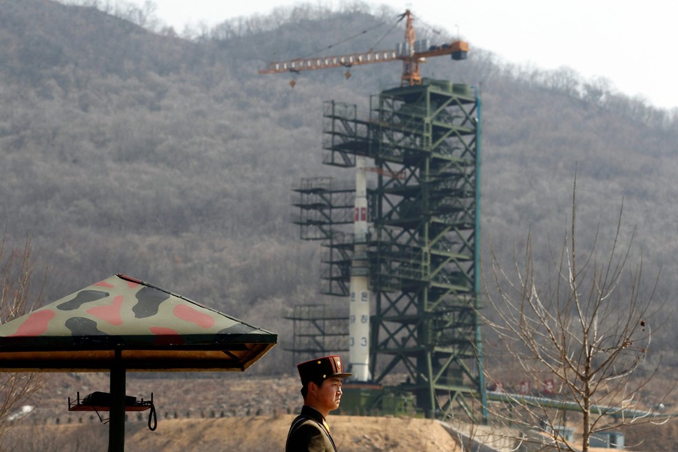 Soldado guarda plataforma de lançamento do foguete Unha-3, localizada na estação de Sohae, em  Tongchang-ri, Coreia do Norte   — Foto: Ng Han Guan/AP 
