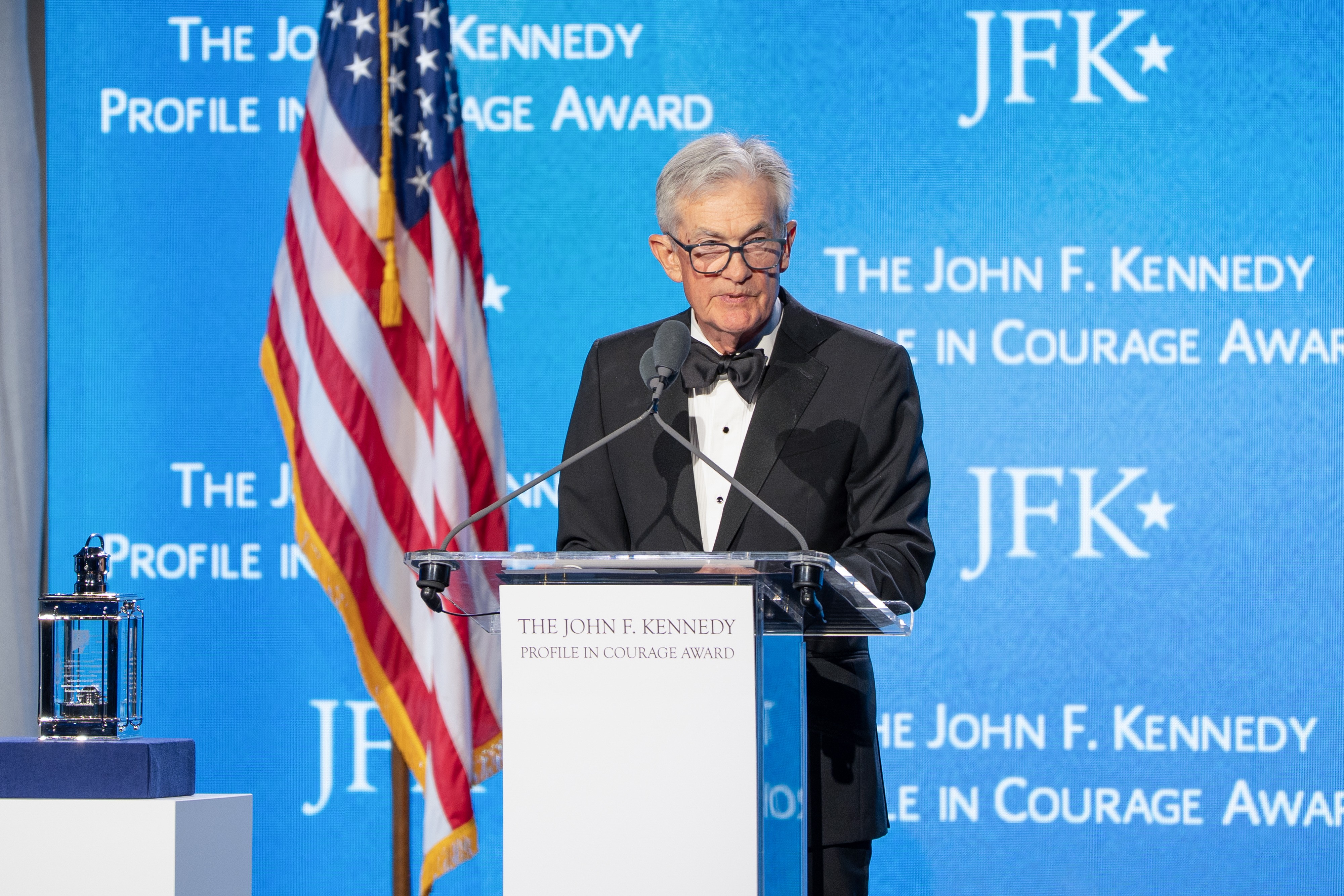 Powell alerta para perda de credibilidade do Fed em caso de interferência política