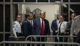 Ao chegar a tribunal em NY, Trump diz que julgamento é ataque aos EUA