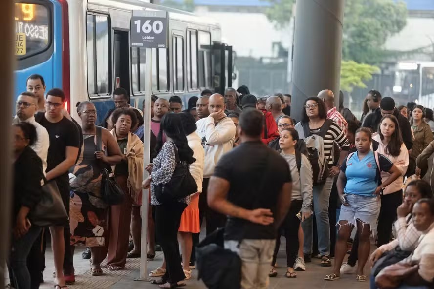 Greve de ônibus no Rio chega ao 3º dia sem acordo e TST determina 80% da frota nas ruas