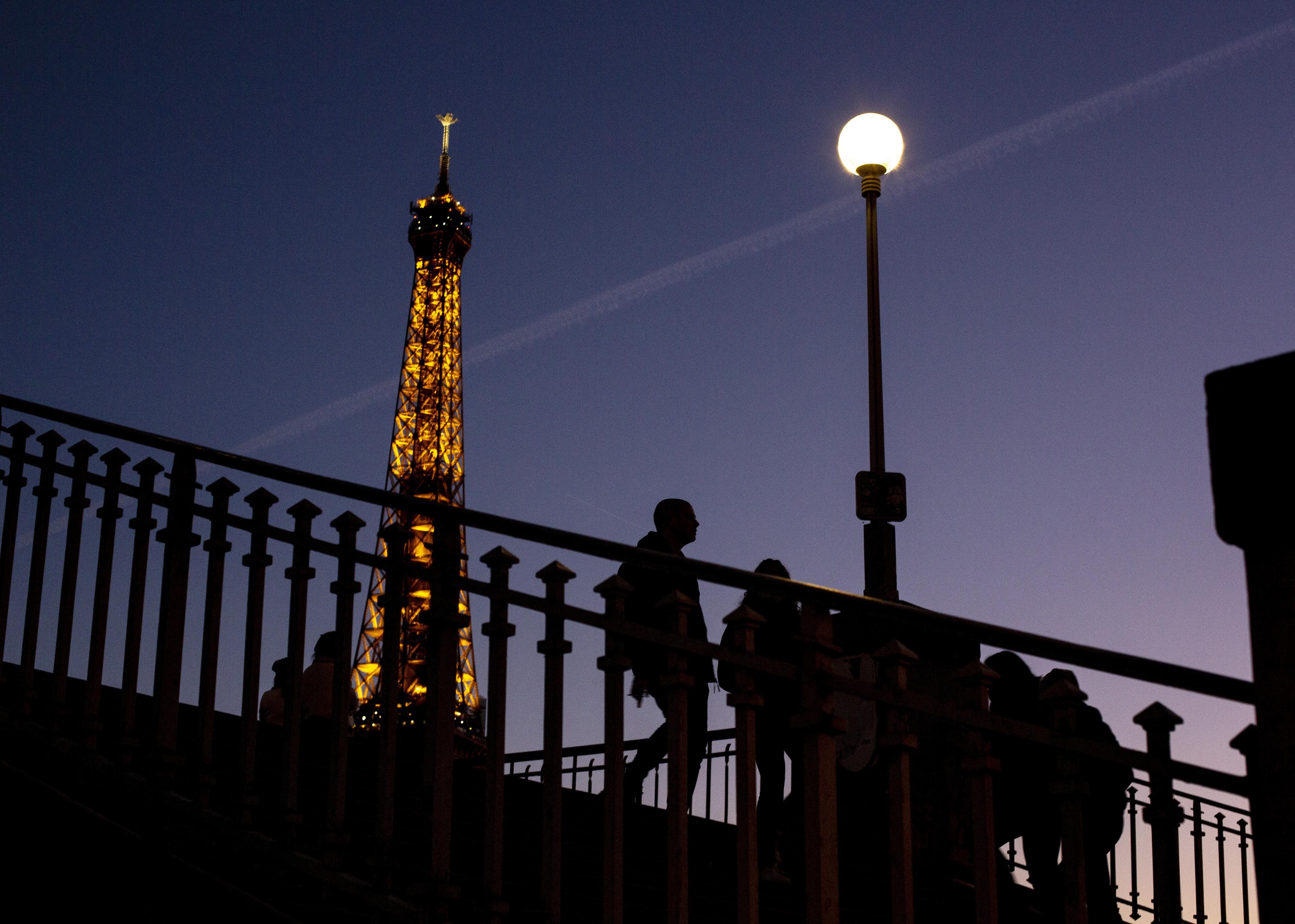 Homem mata turista perto da Torre Eiffel, em Paris