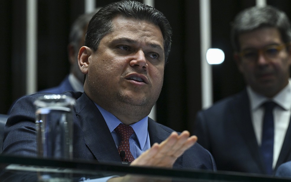 Davi Alcolumbre adia votação de projeto fiscal no Senado.
