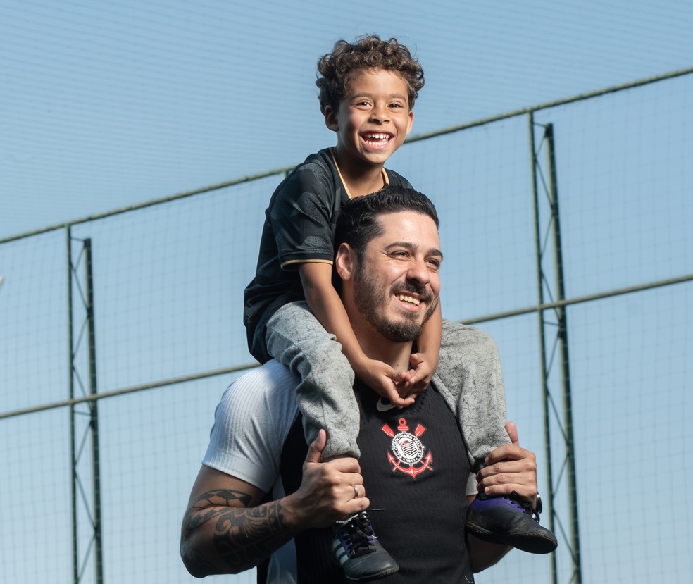 Léo, filho de 5 anos de Douglas Gallotti, pai solo, que trabalha na Netshoes, aproveita a colônia de férias instalada na empresa em julho para os filhos dos funcionários — Foto: Rogerio Vieira/Valor