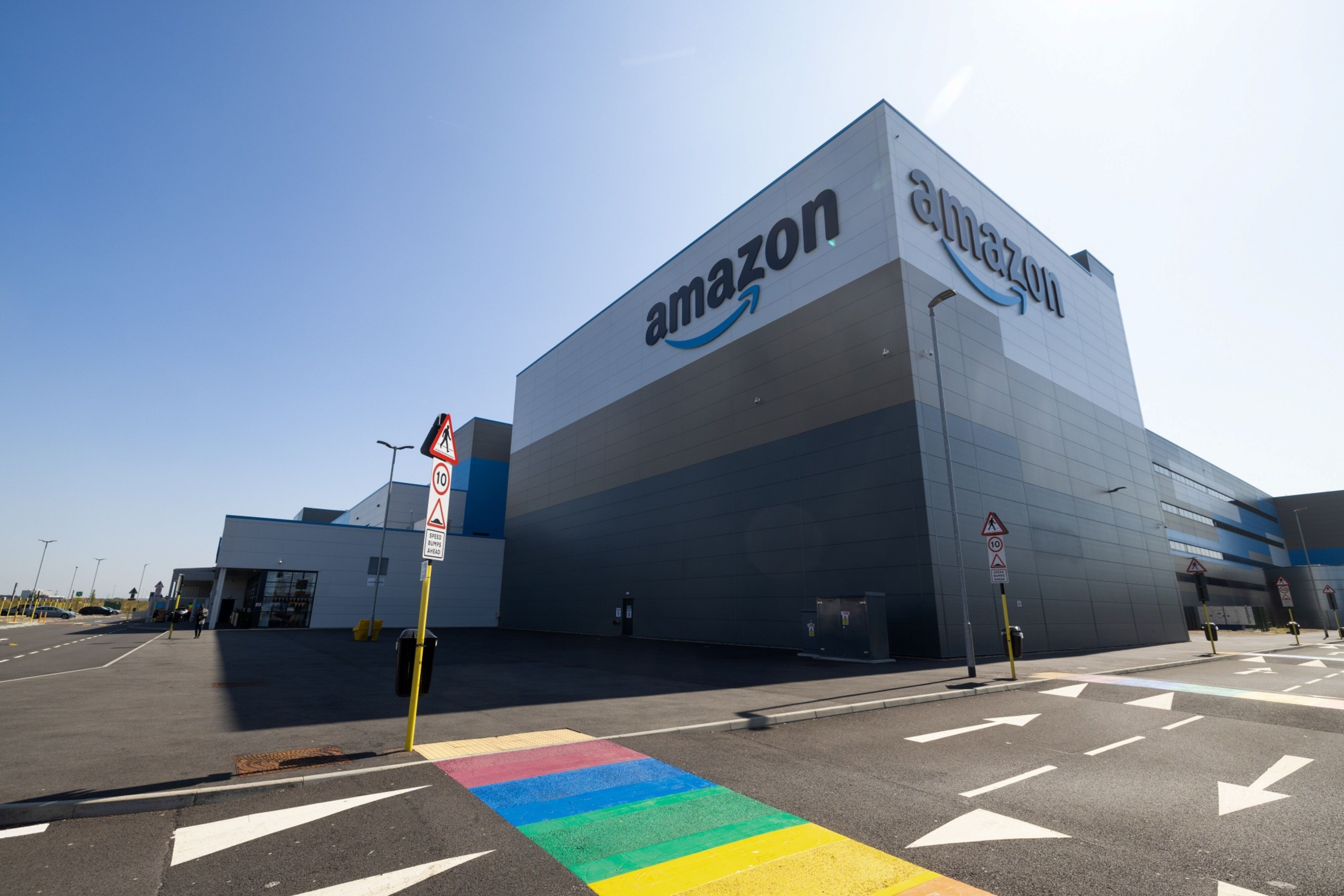 Amazon supera receita trimestral do Walmart: marco na liderança do varejo