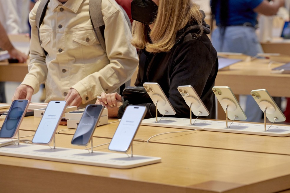O iPhone 15 da Apple foi anunciado em 12 de setembro e chegou às lojas do Brasil em 29 de setembro de 2023 — Foto: Bloomberg