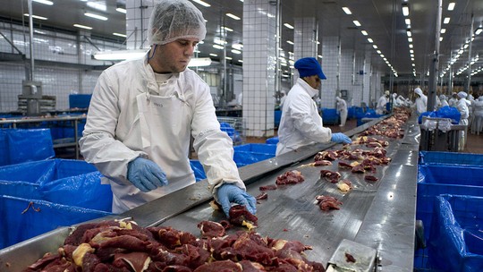 Com alta de 1%, alimentos puxam setor industrial em março, diz IBGE