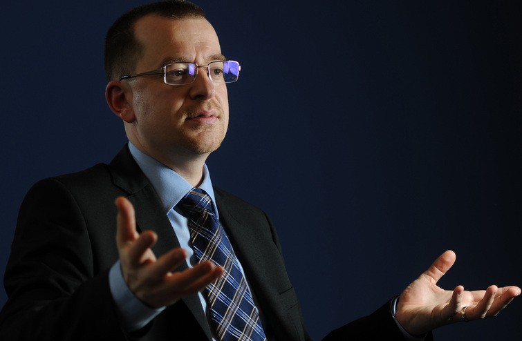 Aberdeen reconhece riscos globais, mas sustenta aposta no real