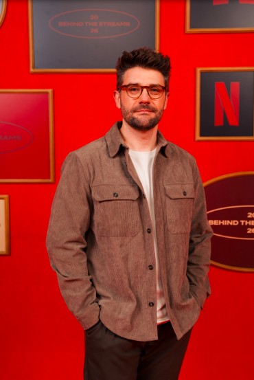 Espectador olha para anncio na Netflix em 67 do tempo di | Variedades | QTU Notícias