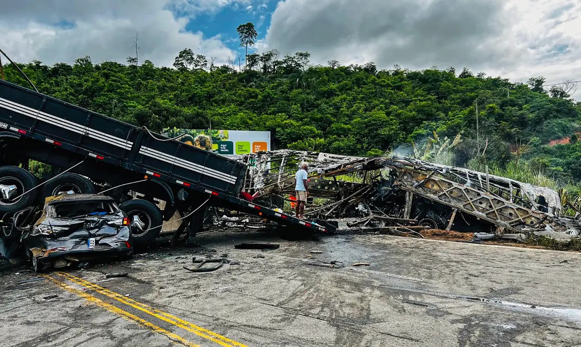 Rodovia de acidente com 38 mortos, BR-116 é líder de acidentes fatais, Minas também, diz CNT