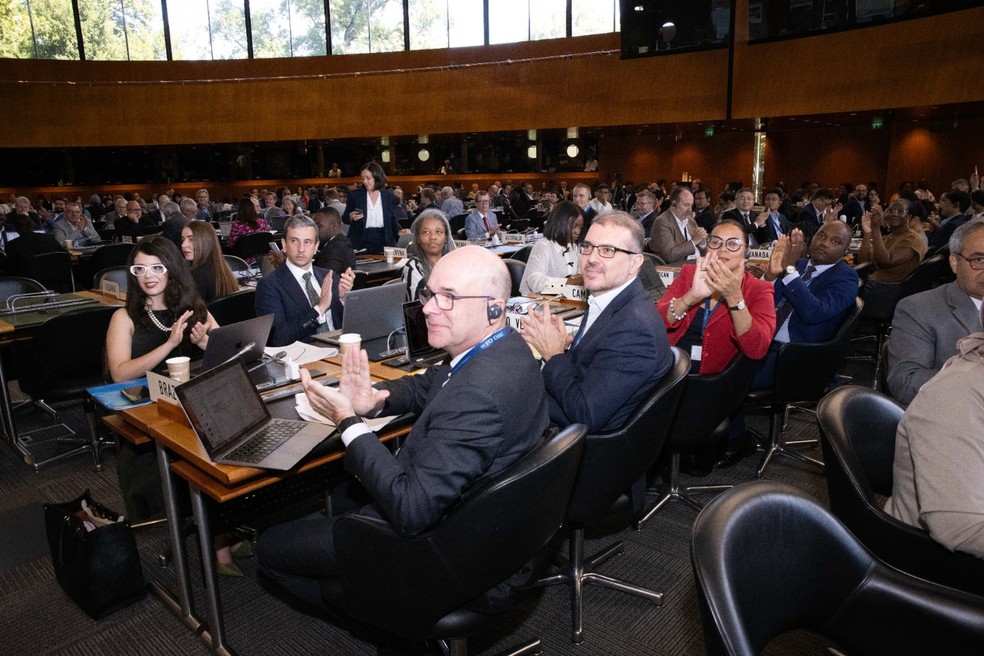 Delegação brasileira no Conselho Geral da OMC, chefiada por Philip Gough, aplaude ratificação da Argentina a acordo sobre subsídios à pesca  — Foto: OMC