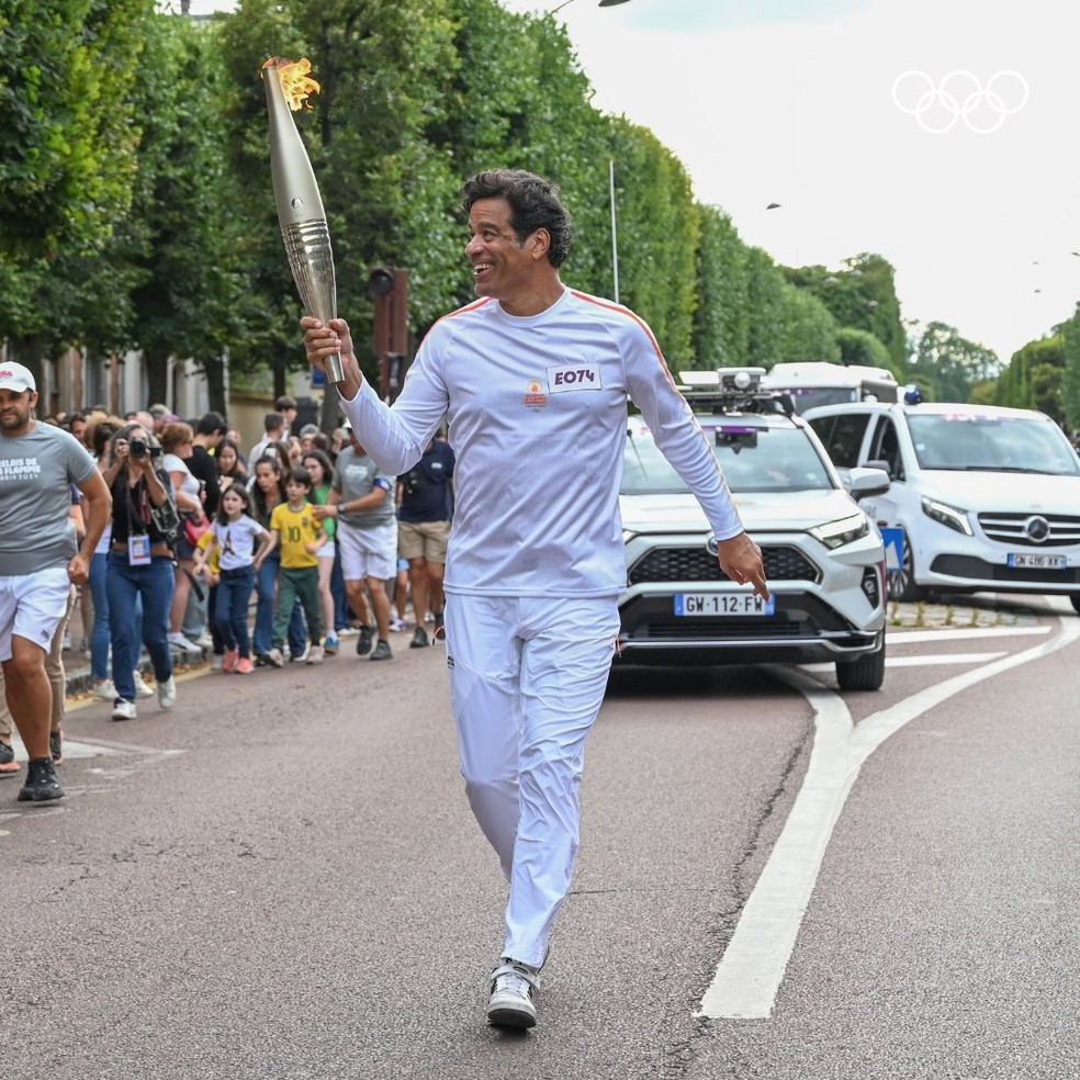 Raí carrega a tocha olímpica — Foto: Comitê Olímpico Internacional/COI