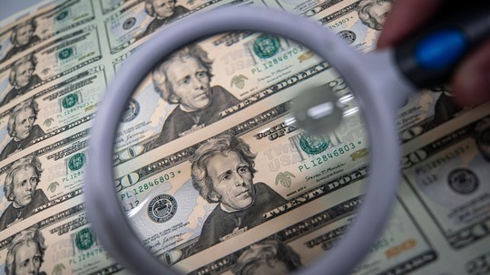 Dólar à vista cai após IPCA-15 abaixo do esperado