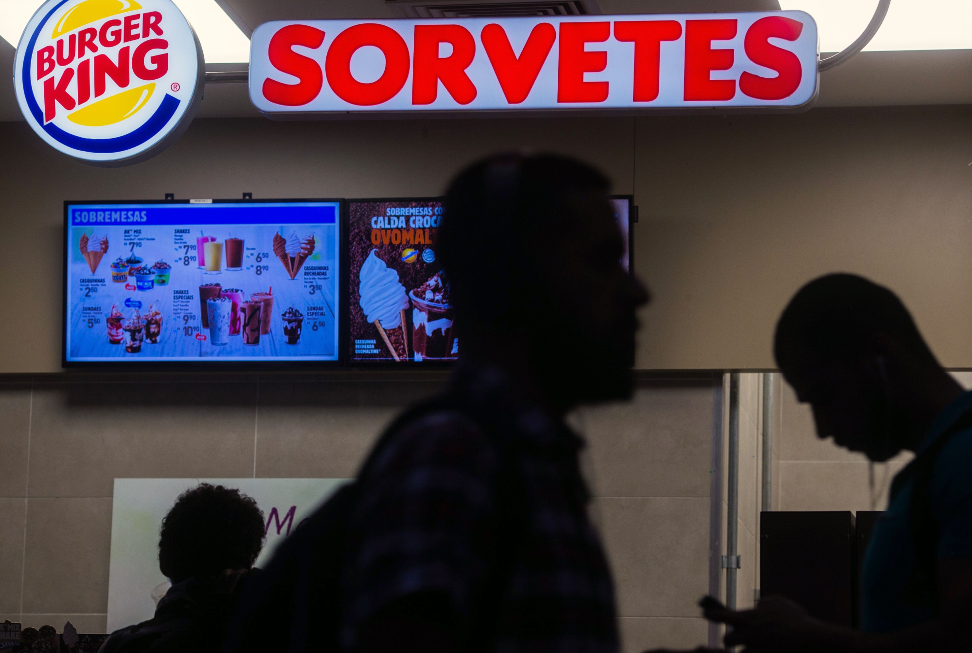 Após anúncio de novo diretor-presidente, controladora de  Burguer King e Popeyes fecha em alta de 3,2%