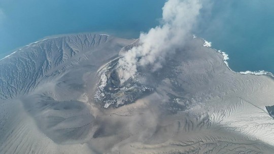 Erupção do vulcão Anak Krakatau suspende voos na Indonésia 